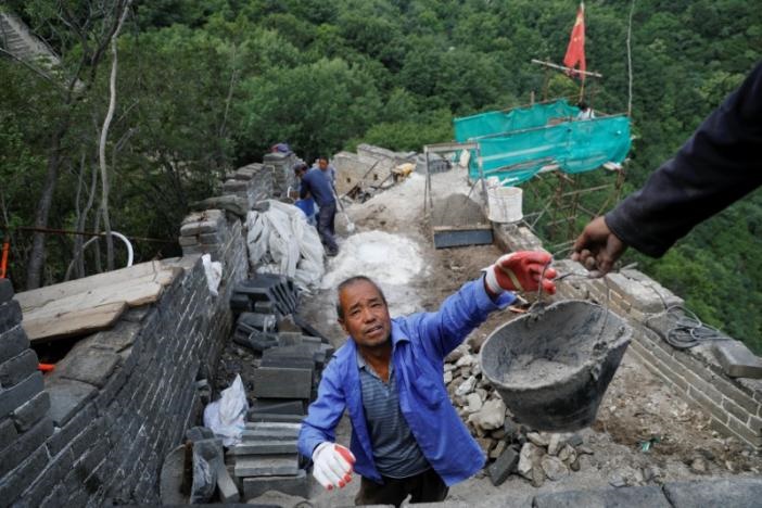 تصاویر | بازسازی دیوار بزرگ چین با قاطر و وسایل اولیه